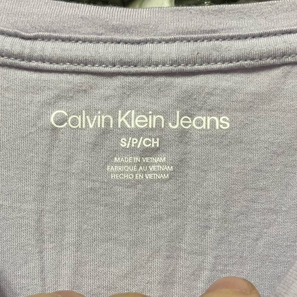 light purple Calvin Klein jeans metallic silver CK graphic logo cropped T-shirt - Picture 3 of 4
